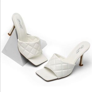 Open toe heel sandals. White. Quilted.